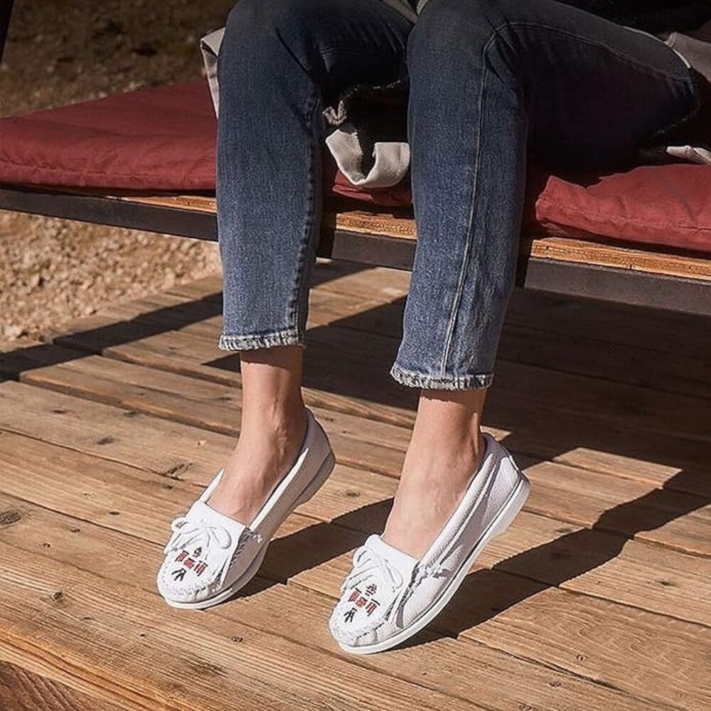 NIB Minnetonka 9 Thunderbird Boat Moccasin Flats Loafers White Smooth Leather - Picture 2 of 11
